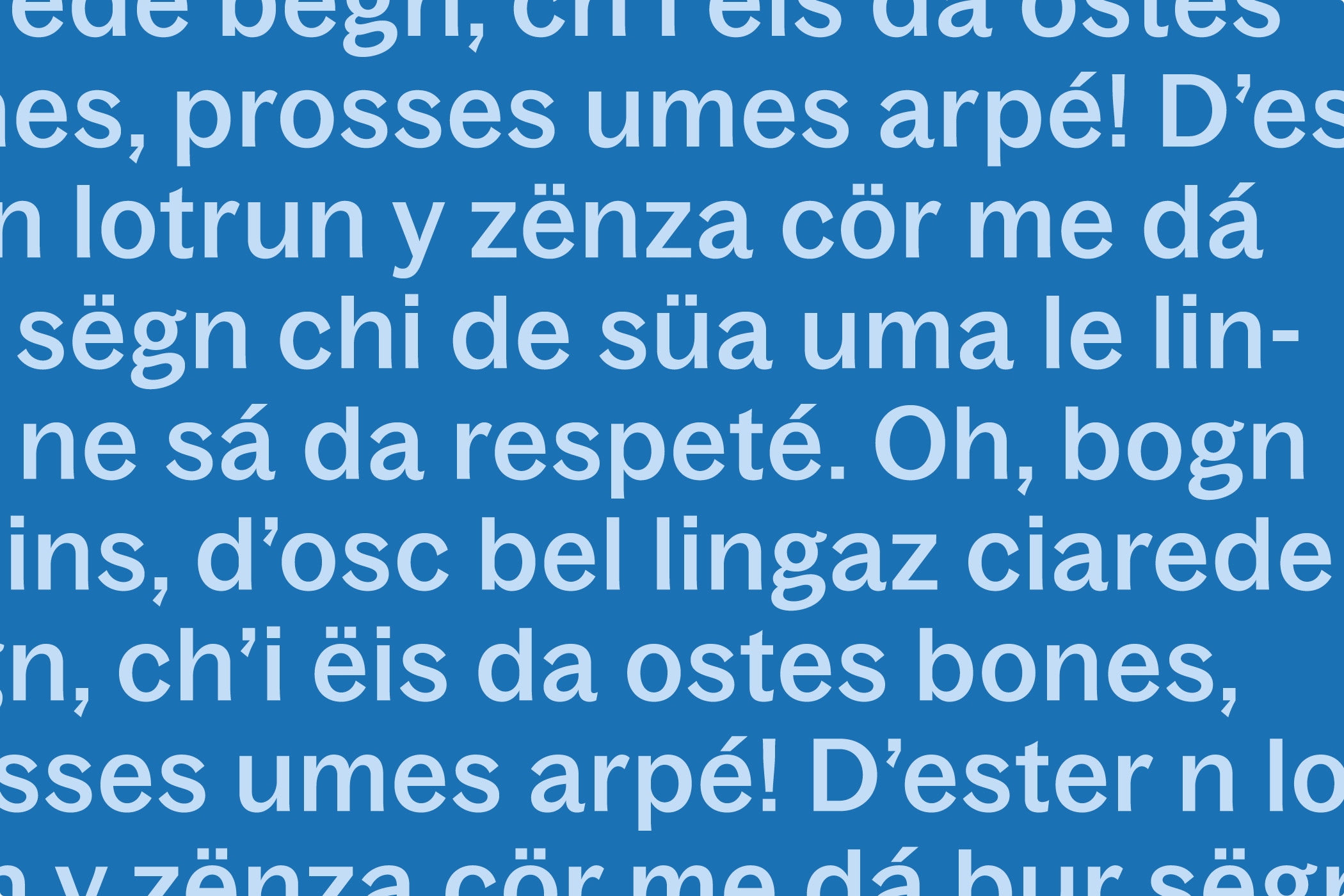 Weißer Text auf blauem Hintergrund in ladinischer Sprache