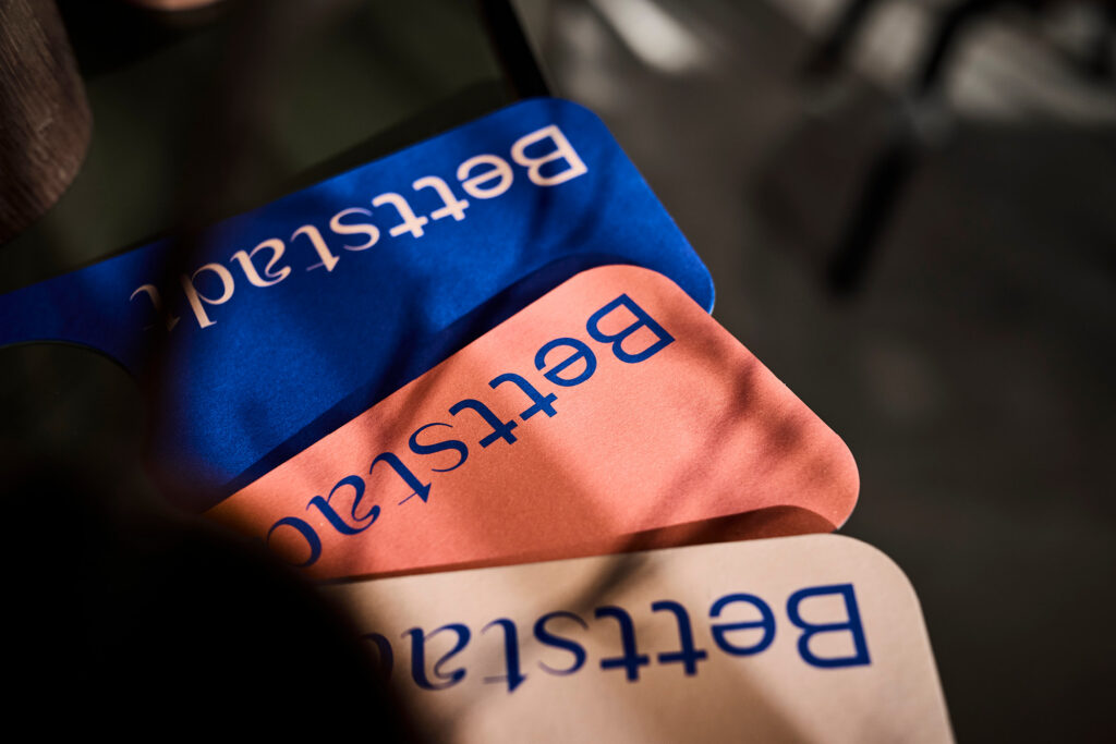Drei bunte Schneidebretter mit Schriftzug 'Bettstadt' in modernem Design