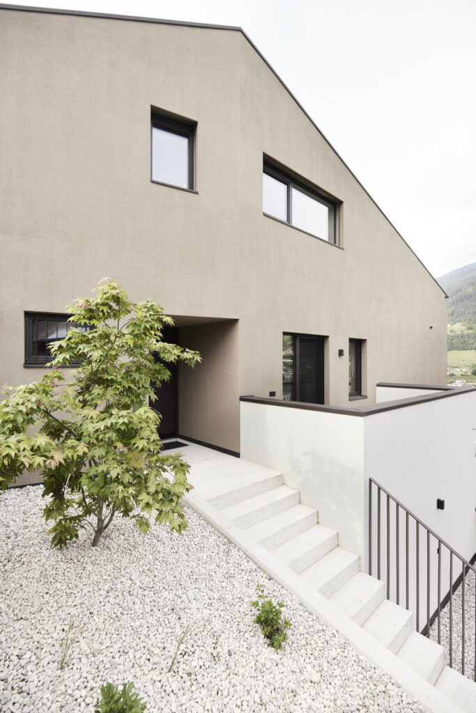 Moderne Hausfassade mit Treppen und Begrünung