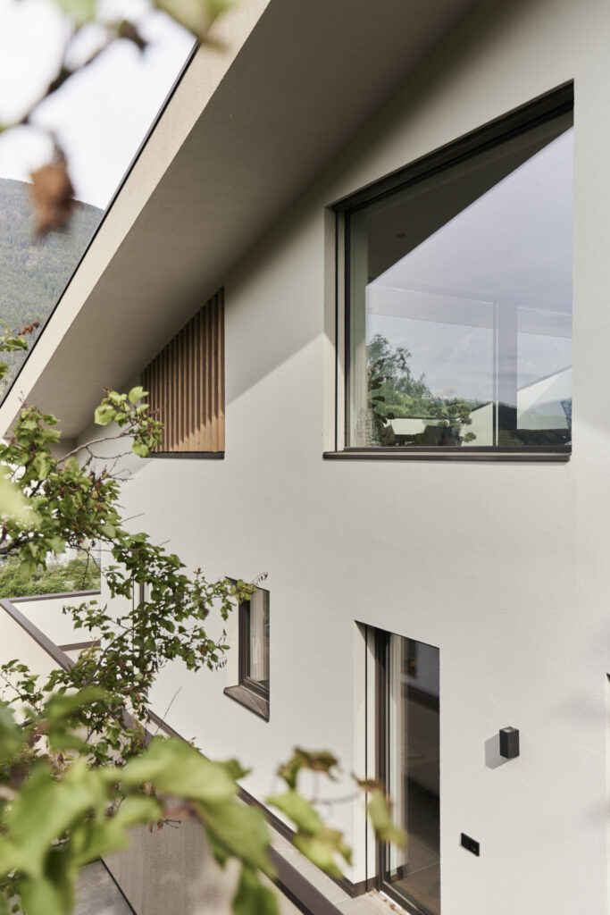 Moderne Fassade mit großen Fenstern und Bergblick