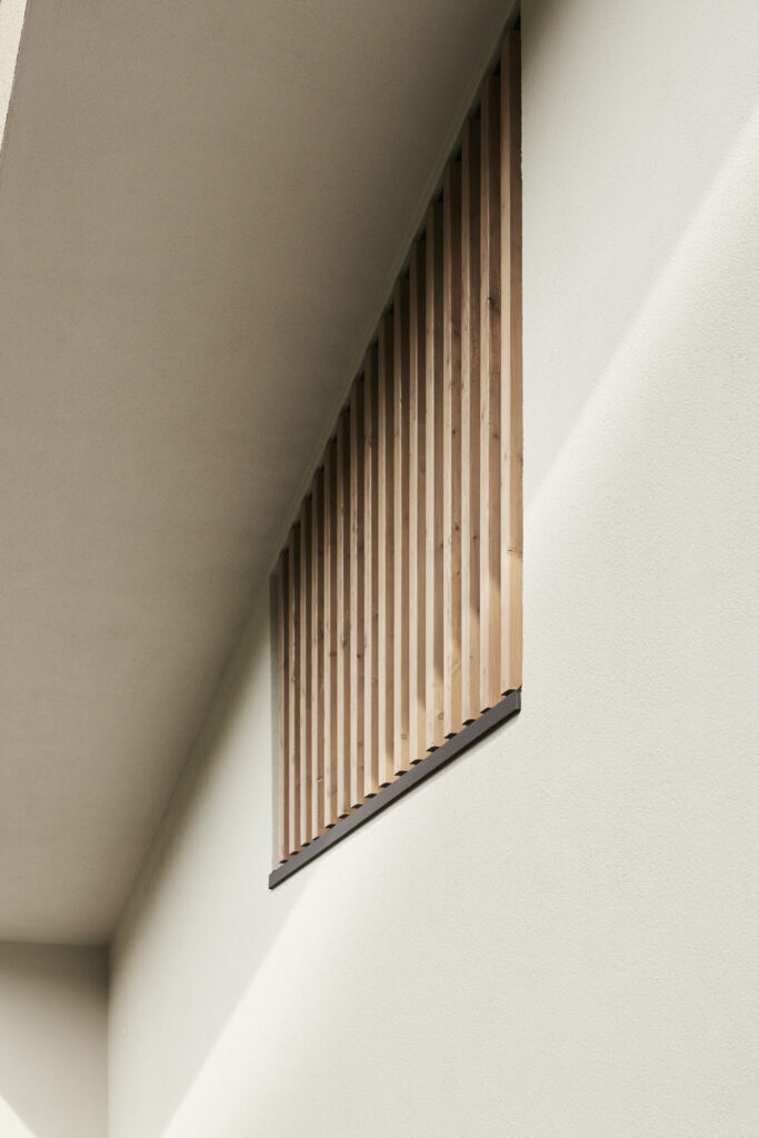 Detailaufnahme einer modernen Holzfassade mit vertikalen Lamellen