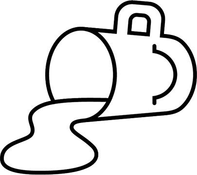 Umgekippte Tasse mit auslaufendem Inhalt auf weißem Hintergrund