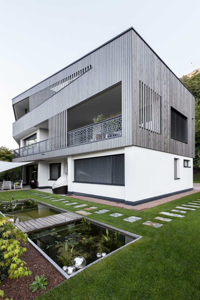 Modernes Holzhaus mit Teich und Garten in Vilpian