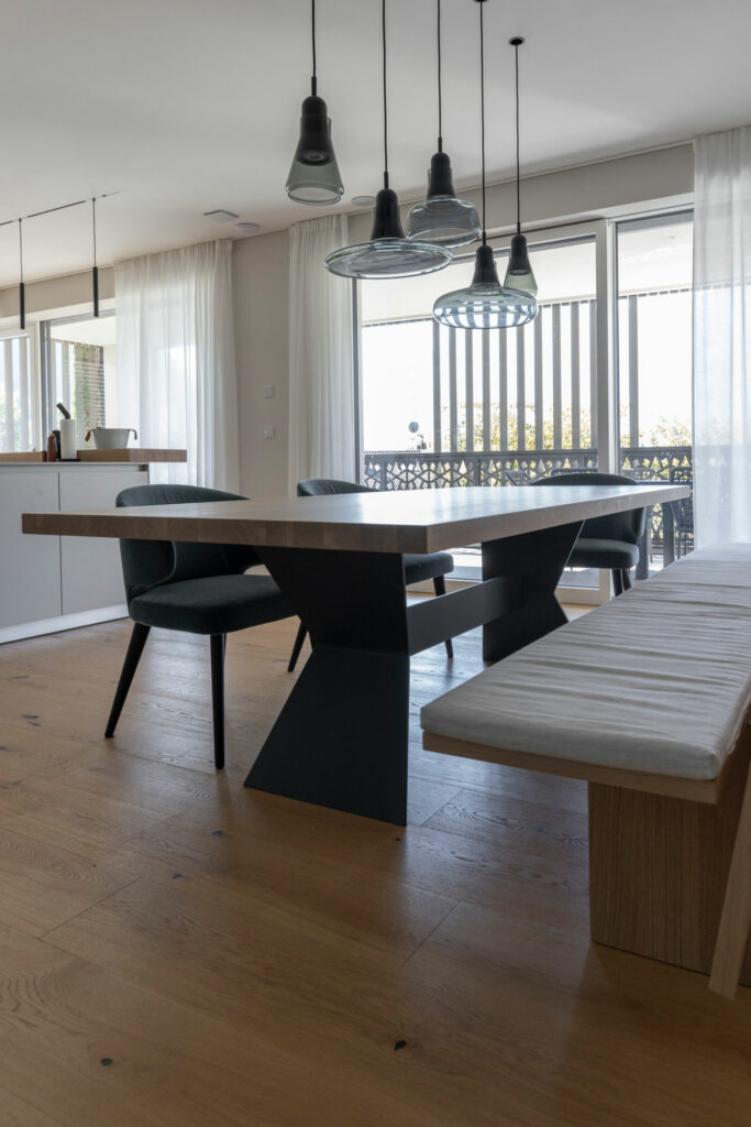 Modernes Esszimmer mit Holztisch und Hängelampen