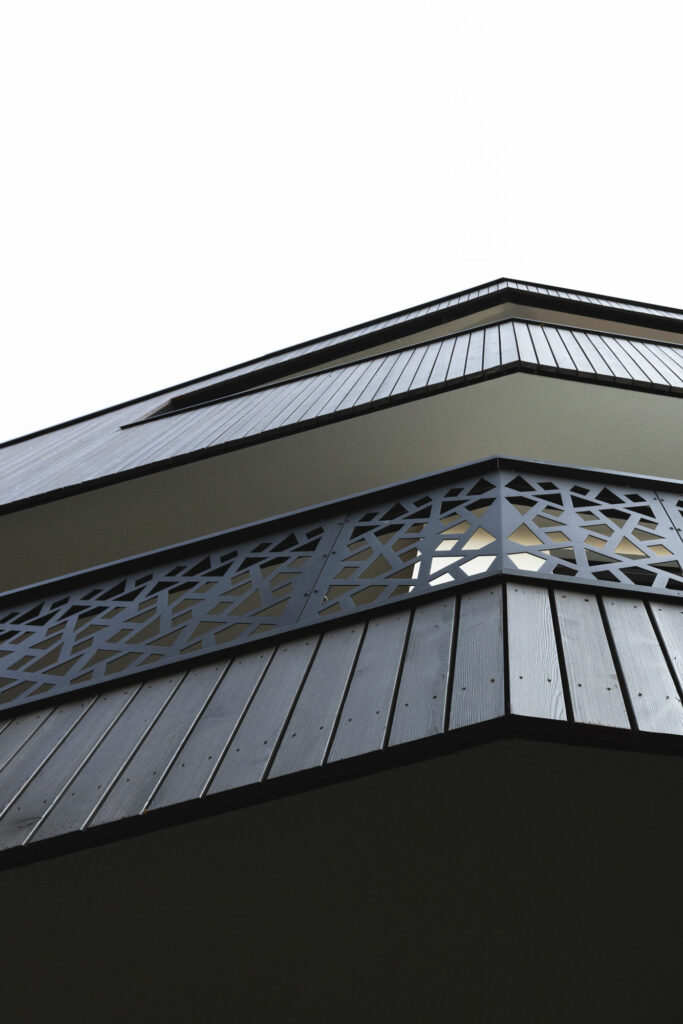 Moderne Gebäudeecke mit geometrischem Geländer