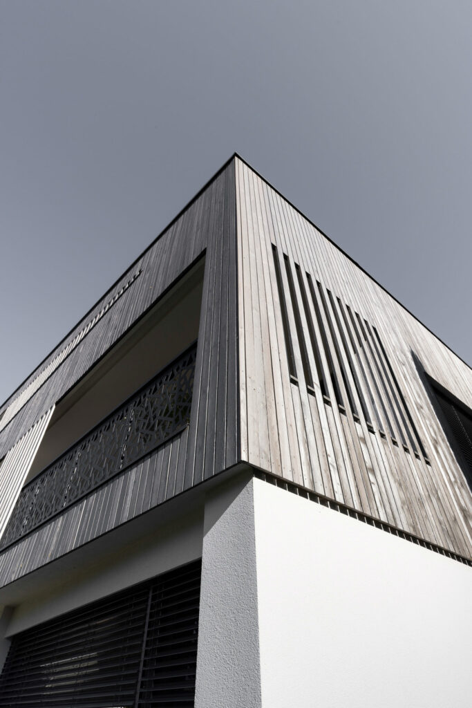 Moderne Holzfassade eines Gebäudes mit geometrischen Mustern