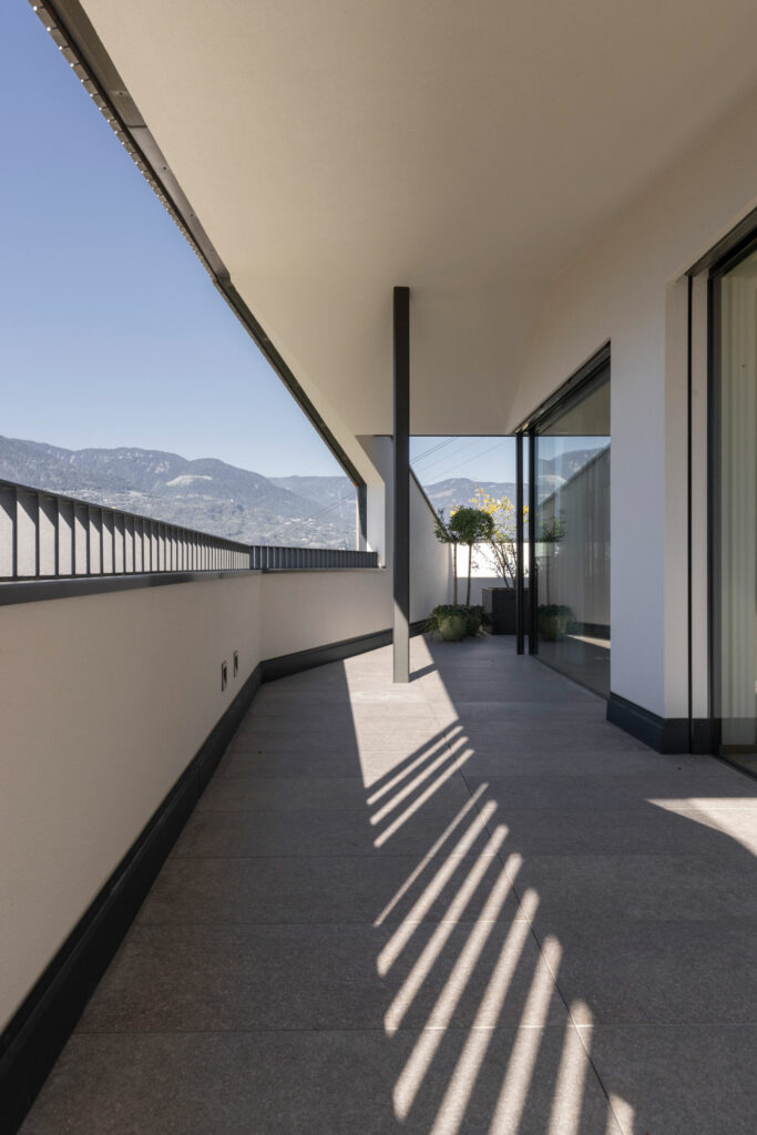 Moderne Terrasse mit Bergblick und Schattenmuster