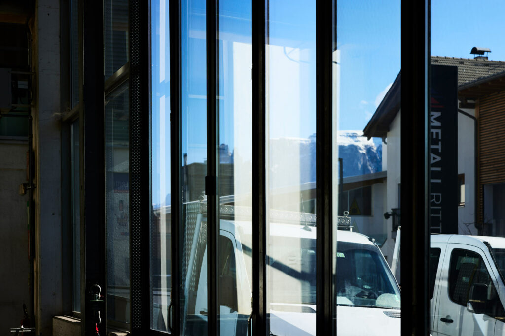 Industriehalle mit Blick auf geparkte weiße Transporter durch Glasfront