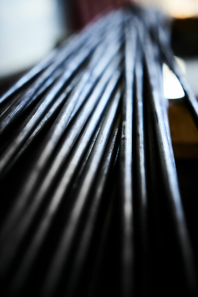 Nahaufnahme von Metallrohren in diagonaler Anordnung