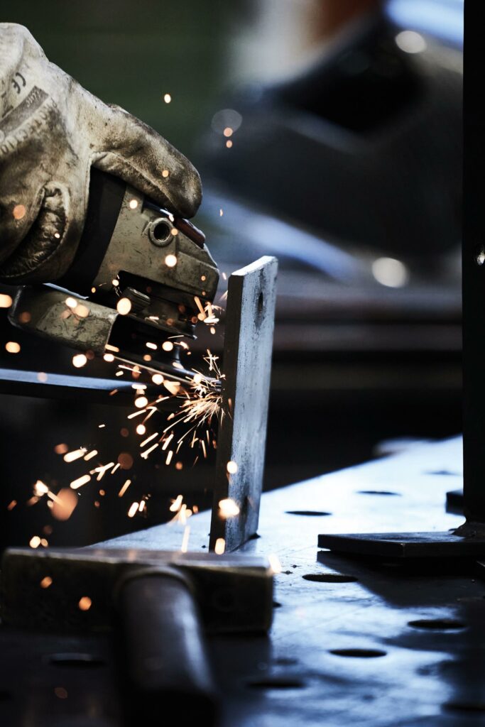 Funken beim Schleifen von Metallwerkstück in Werkstatt