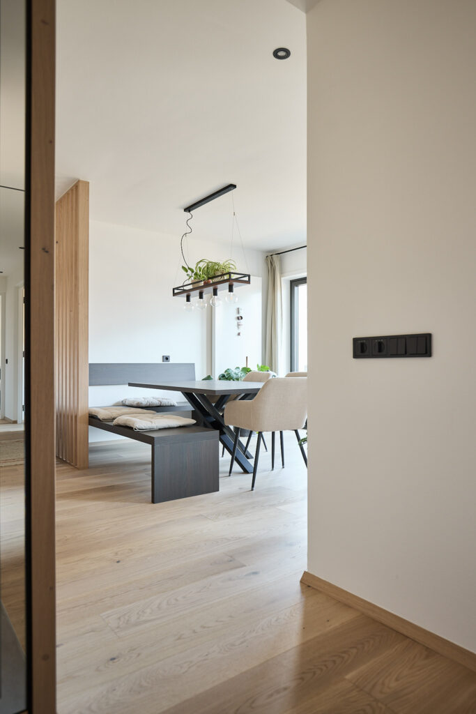 Modernes Esszimmer mit Holzbank und Hängelampe