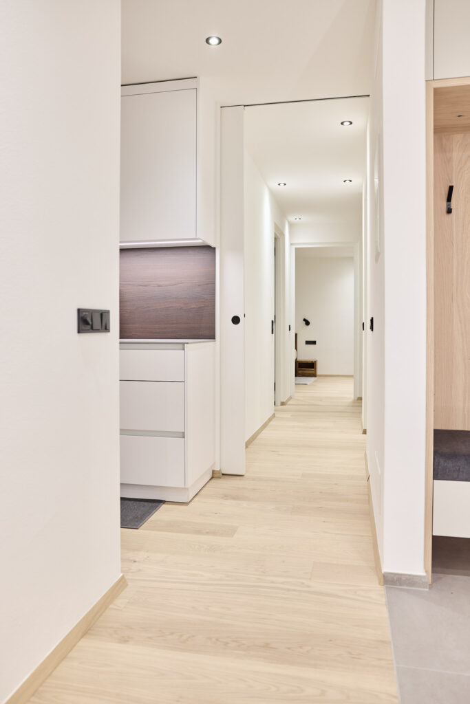 Heller Flur in moderner Wohnung mit Holzfußboden