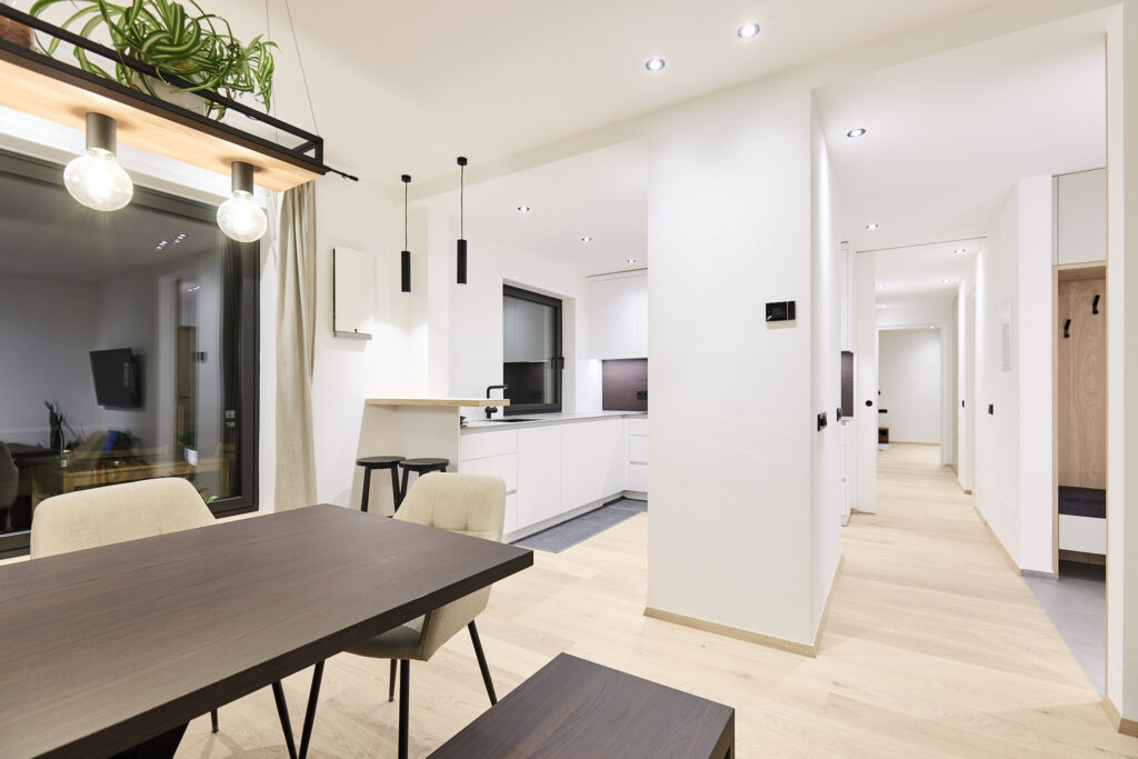 Moderne, helle Wohnküche mit Holztisch und Hängelampen