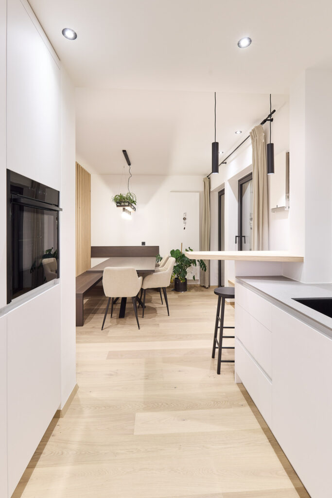Moderne Küchenzeile und Essbereich mit hellem Holzfußboden