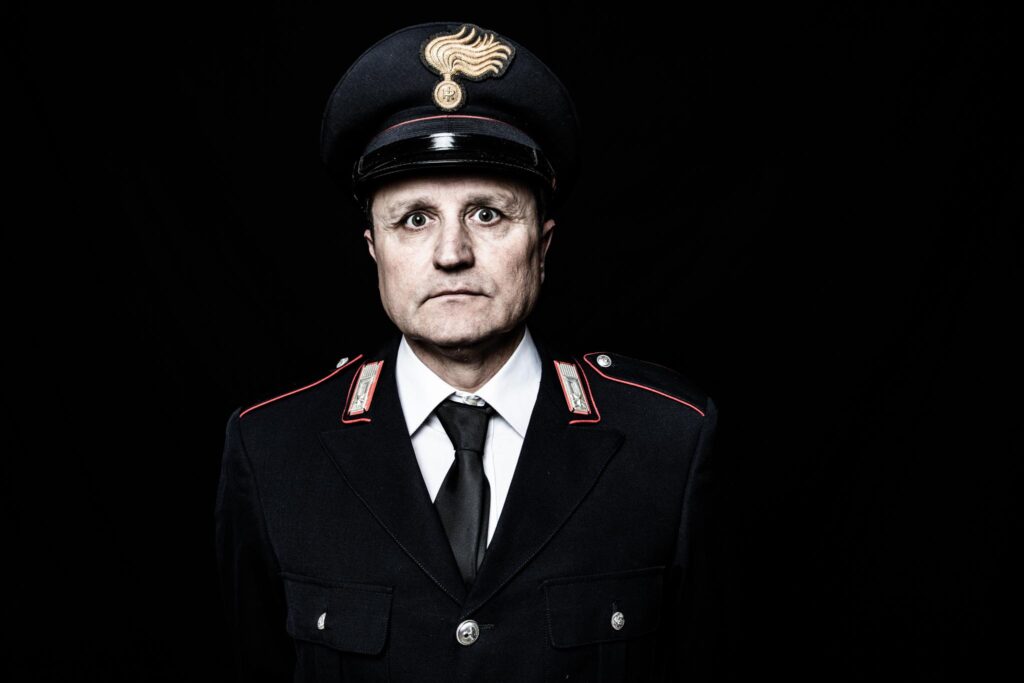 Porträt eines Mannes in Uniform vor schwarzem Hintergrund