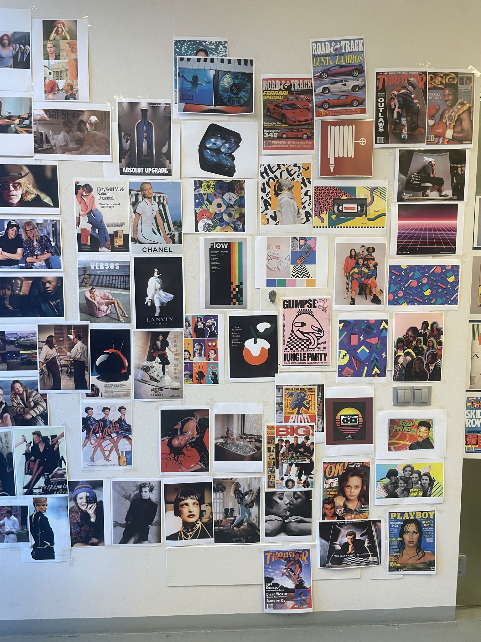 Inspirationstafel mit bunt gemischten Magazin-Covern und Werbebildern