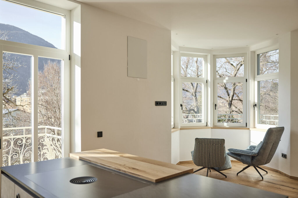 Moderne Wohnküche mit großen Fenstern und Bergblick