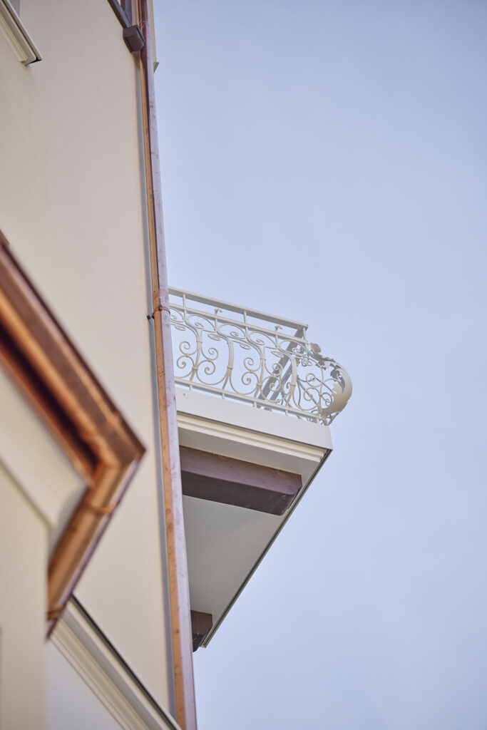 Detailansicht eines Balkons mit kunstvoller Metallverzierung