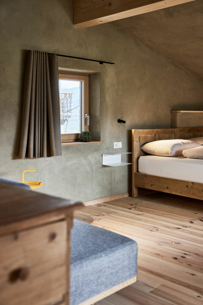Gemütliches Schlafzimmer mit Holzboden und rustikaler Einrichtung