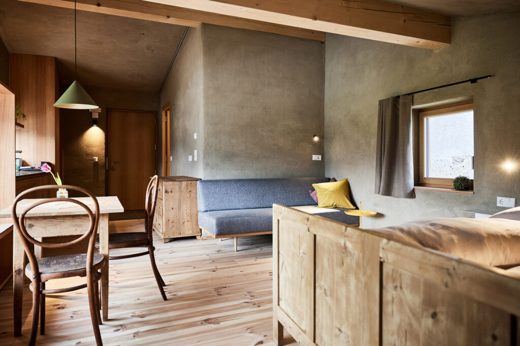 Gemütlicher Wohnbereich mit Holzmöbeln und stilvollem Dekor.