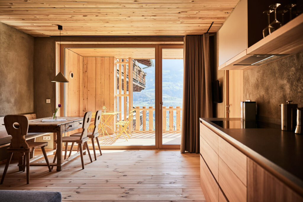 Rustikale Ferienwohnung mit Holzmöbeln und Bergblick auf Balkon