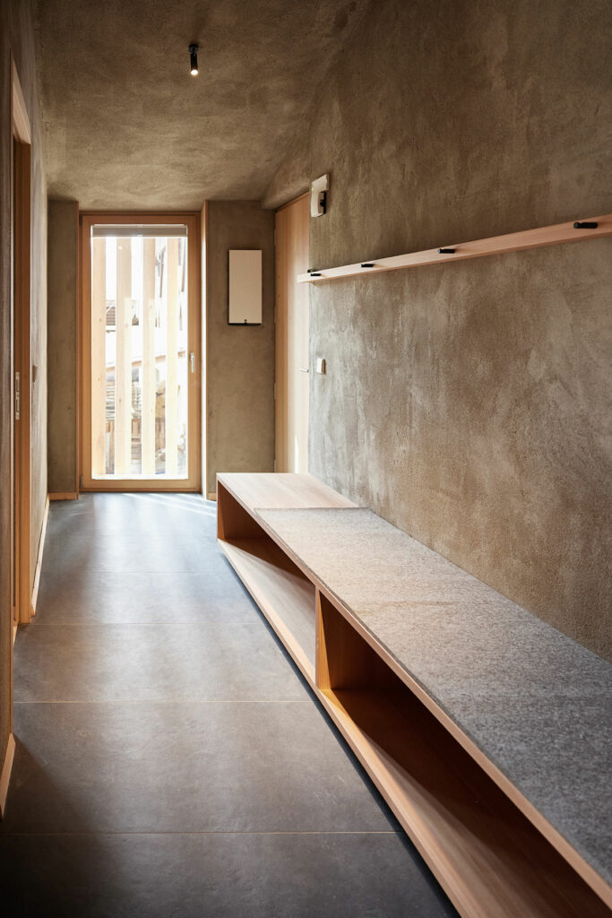 Moderner Flur mit Holzdetails und natürlichem Licht