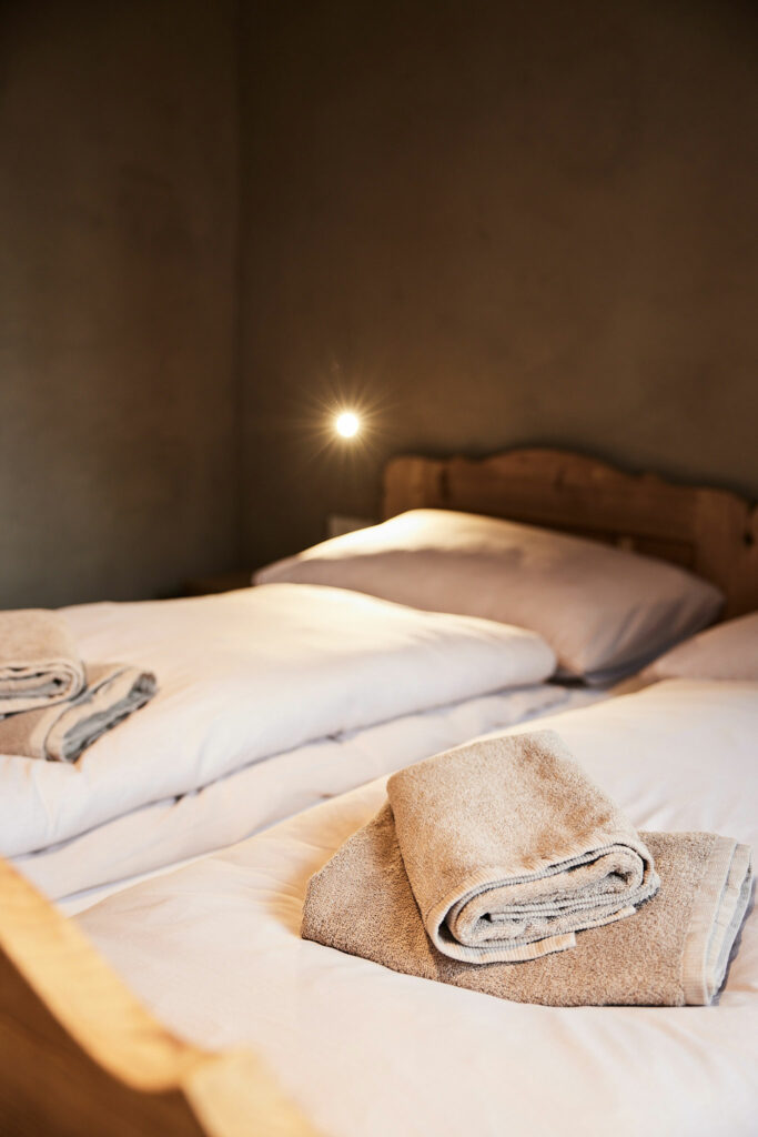 Gemütliches Schlafzimmer mit gefalteten Handtüchern und warmem Licht