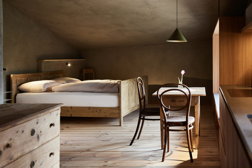 Rustikale Ferienwohnung mit Holzinterieur und gemütlichem Doppelbett