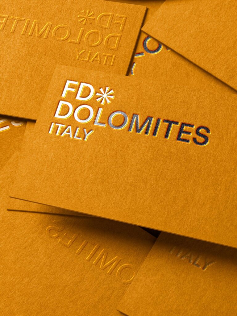 Goldener Schriftzug FD Dolomites Italy auf Papier