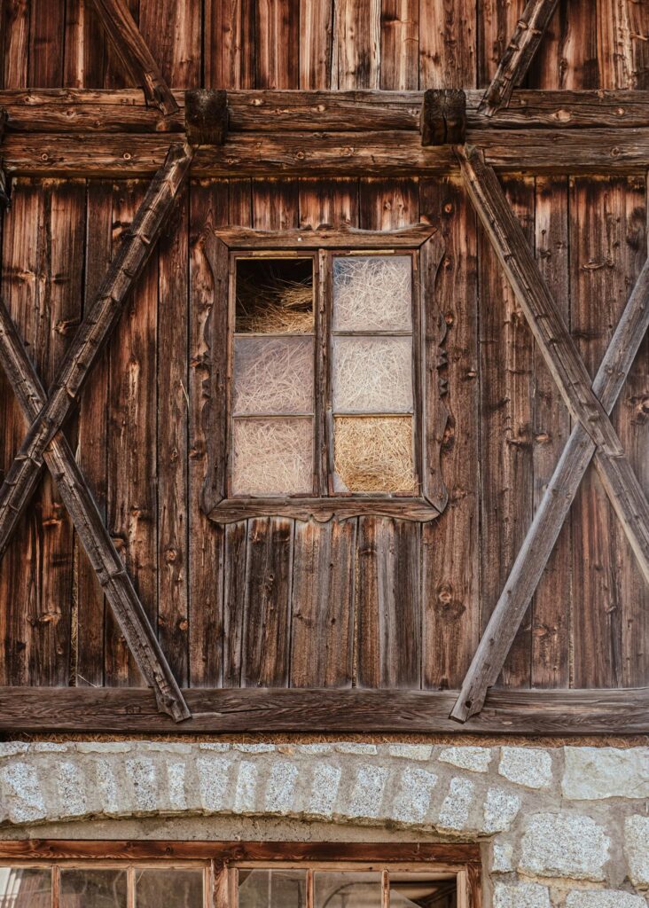 Holzfassade mit Fenster, strohgefüllt, rustikaler Stil