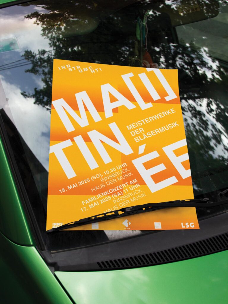 Gelbes Plakat zu Bläsermusik-Event auf grüner Autowindschutzscheibe