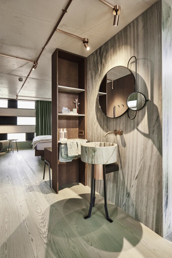 Modernes Badezimmer-Design mit Marmorspüle und Rundspiegel