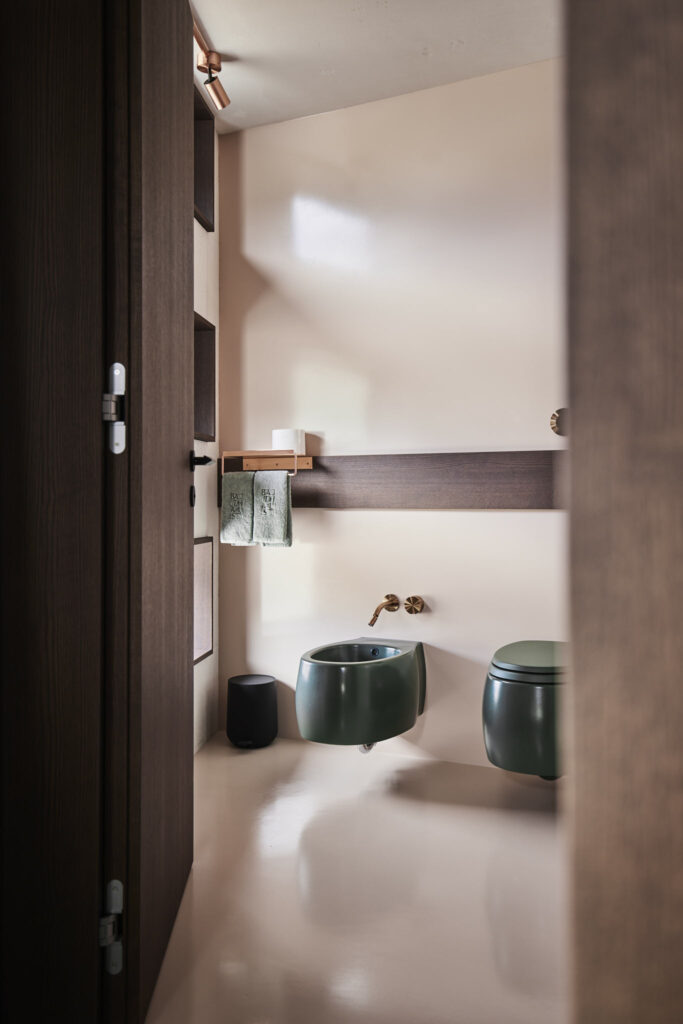 Modernes Badezimmer mit grünen Keramiken und dunklem Holzdekor