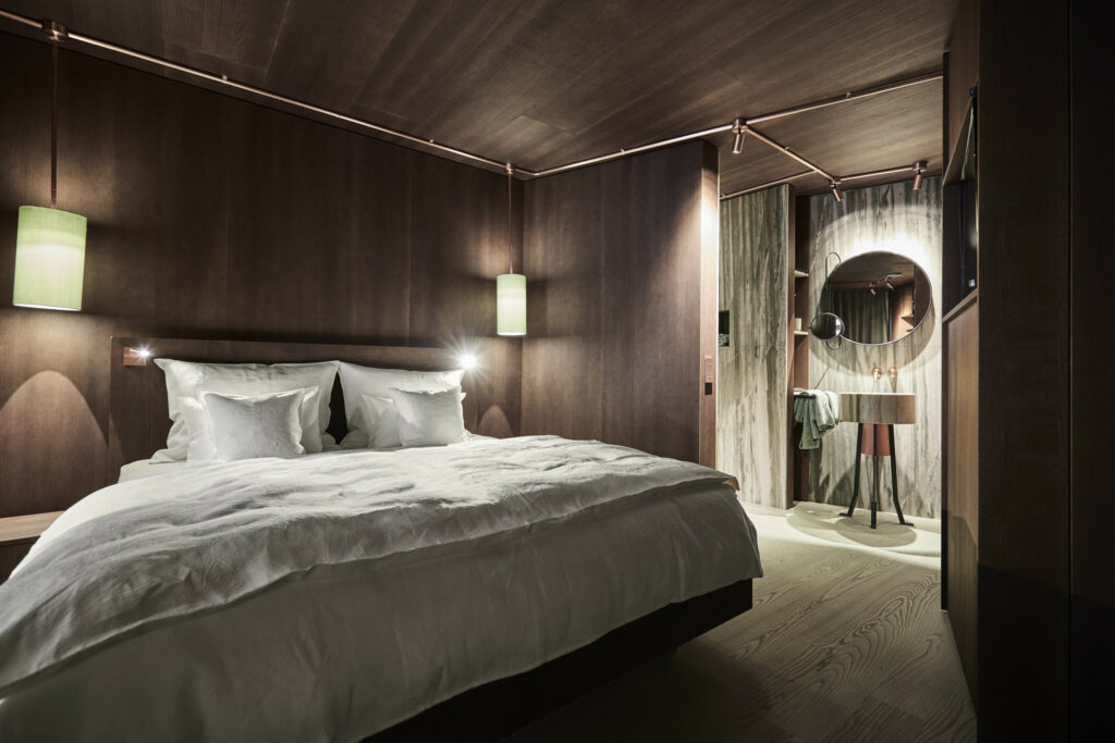 Modernes Hotelzimmer mit Holzdekor und stilvoller Beleuchtung