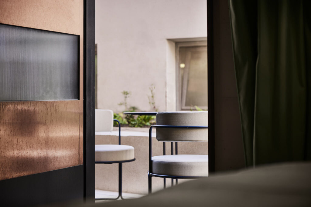 Moderne Terrasse mit stilvollen Sitzmöbeln, dezente Gartendekoration