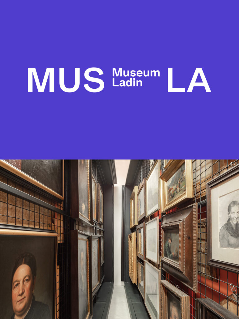 Kunstgalerie mit gerahmten Gemälden und Porträts