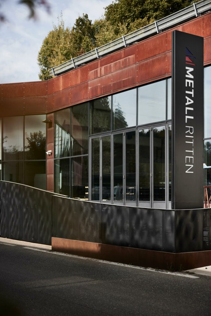 Rostfarbene Metallfassade des Metall-Ritten Firmensitzes mit Glasfronten