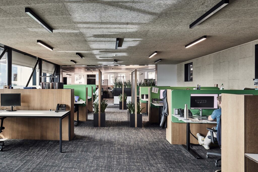 Modernes Büro mit offenen Arbeitsplätzen und Pflanzen