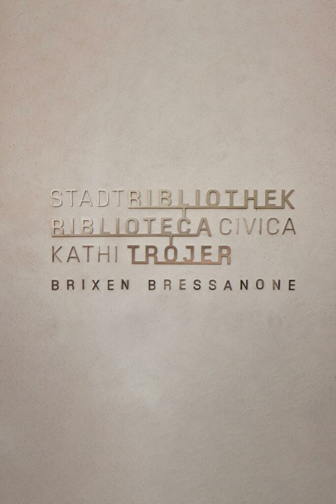 Schriftzug an der Wand: Stadtbibliothek Brixen Bressanone