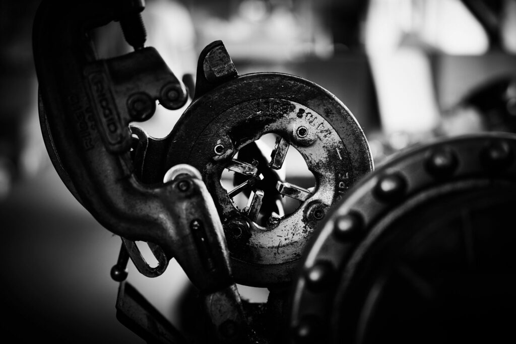 Nahaufnahme eines verzahnten Metallwerkszeugs in Schwarz-Weiß