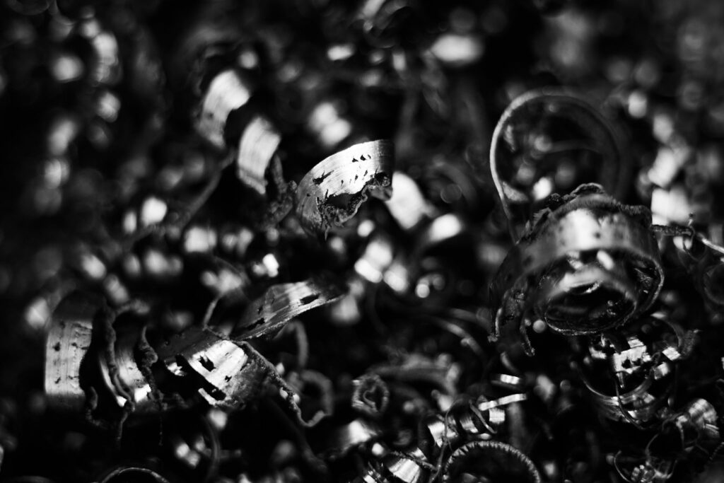 Detailaufnahme von Metallspänen in Schwarz-Weiß