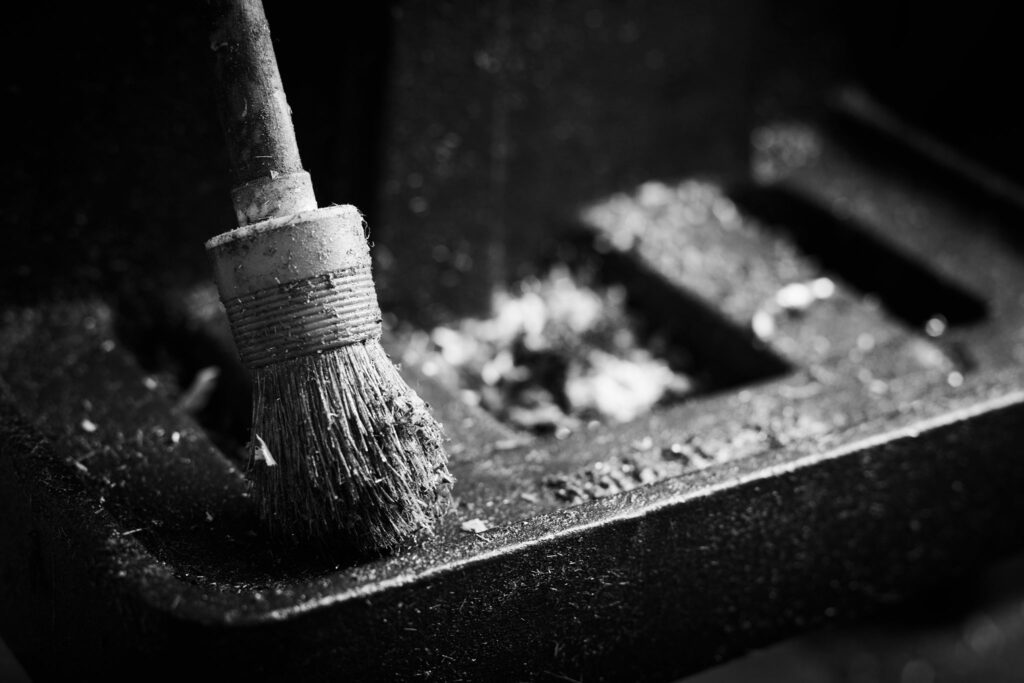 Nahaufnahme eines Pinsels mit Holzspänen in Werkstatt