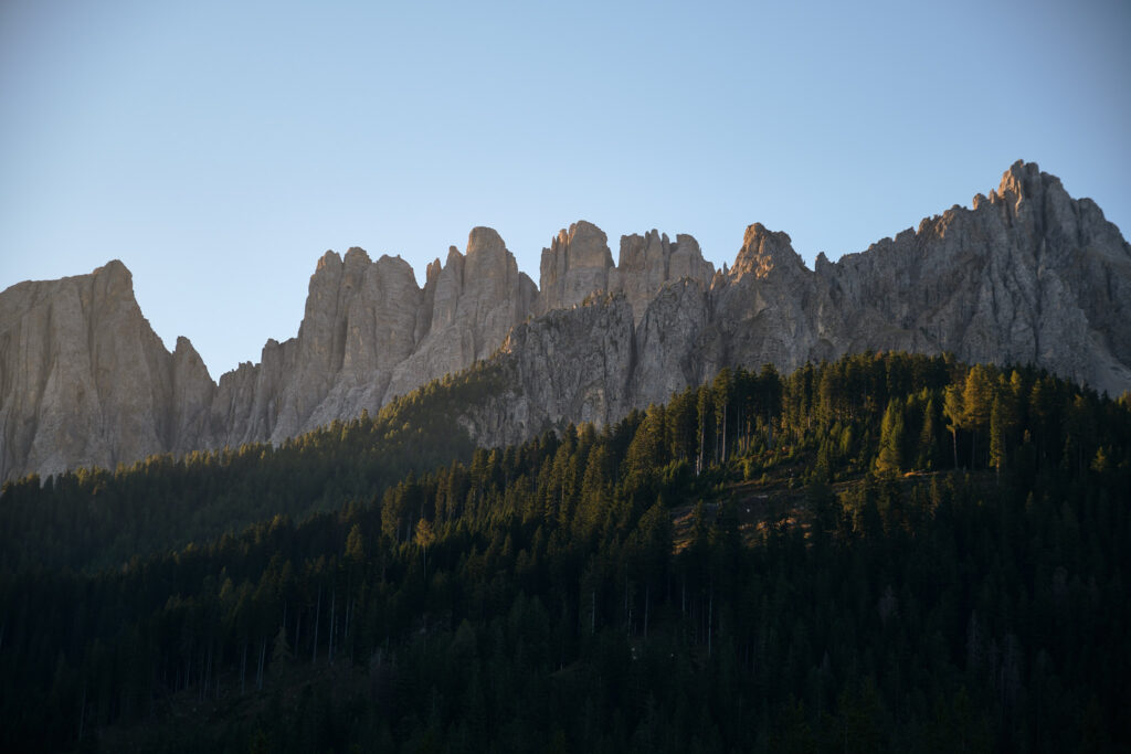 Bergkette im Abendlicht über dichten Waldflächen