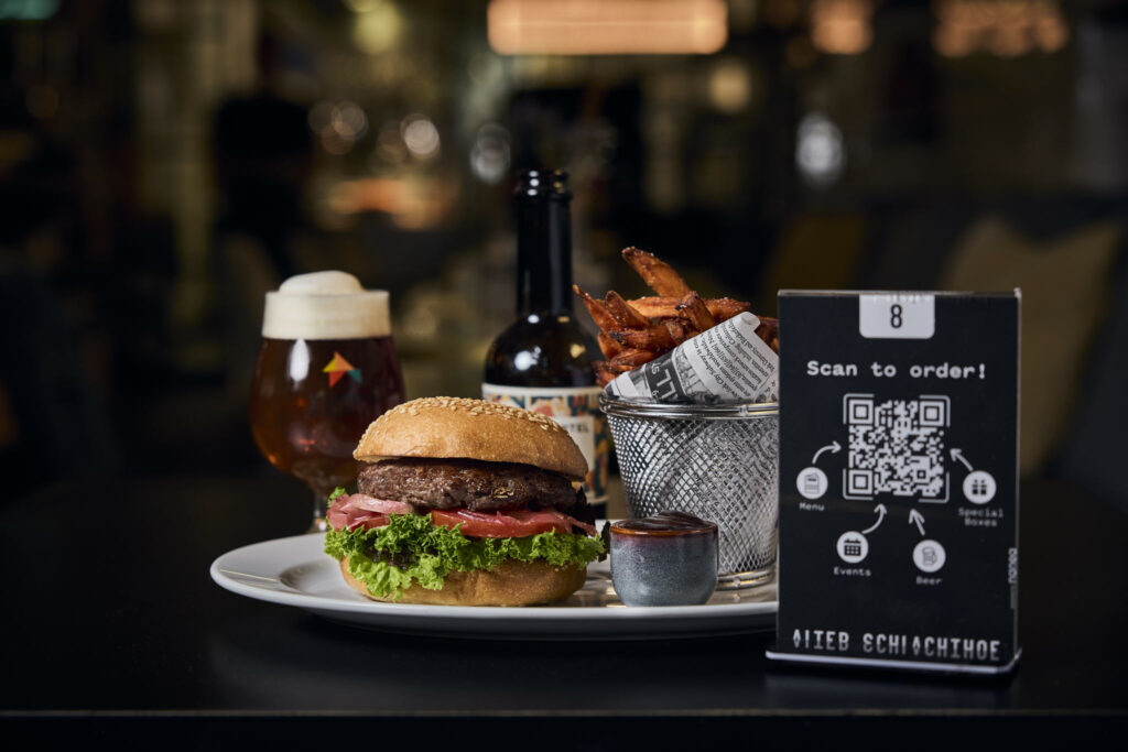 Burger mit Pommes und Bier, QR-Code zur Bestellung