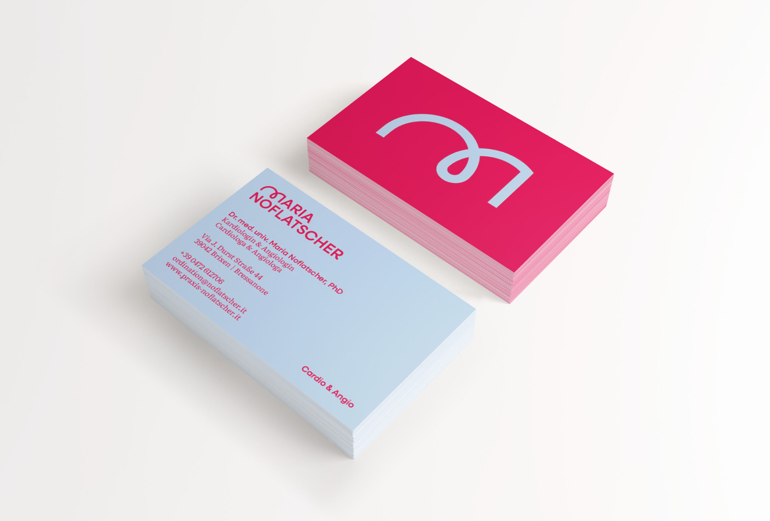 Visitenkartenstapel, Vorderseite blau, Rückseite pink mit Logo M